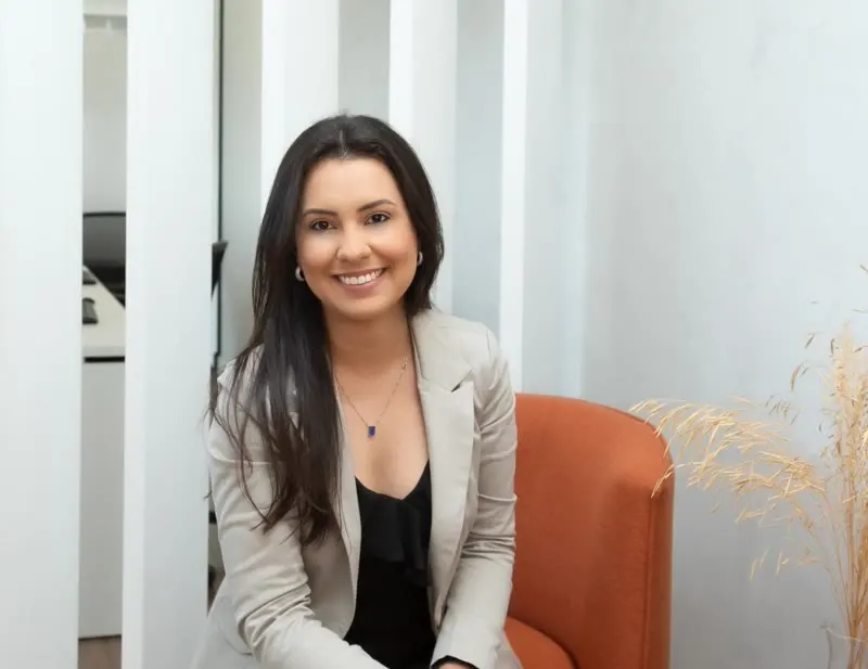 Dra. Gabriele Souza, advogada previdenciária, no escritório em Londrina